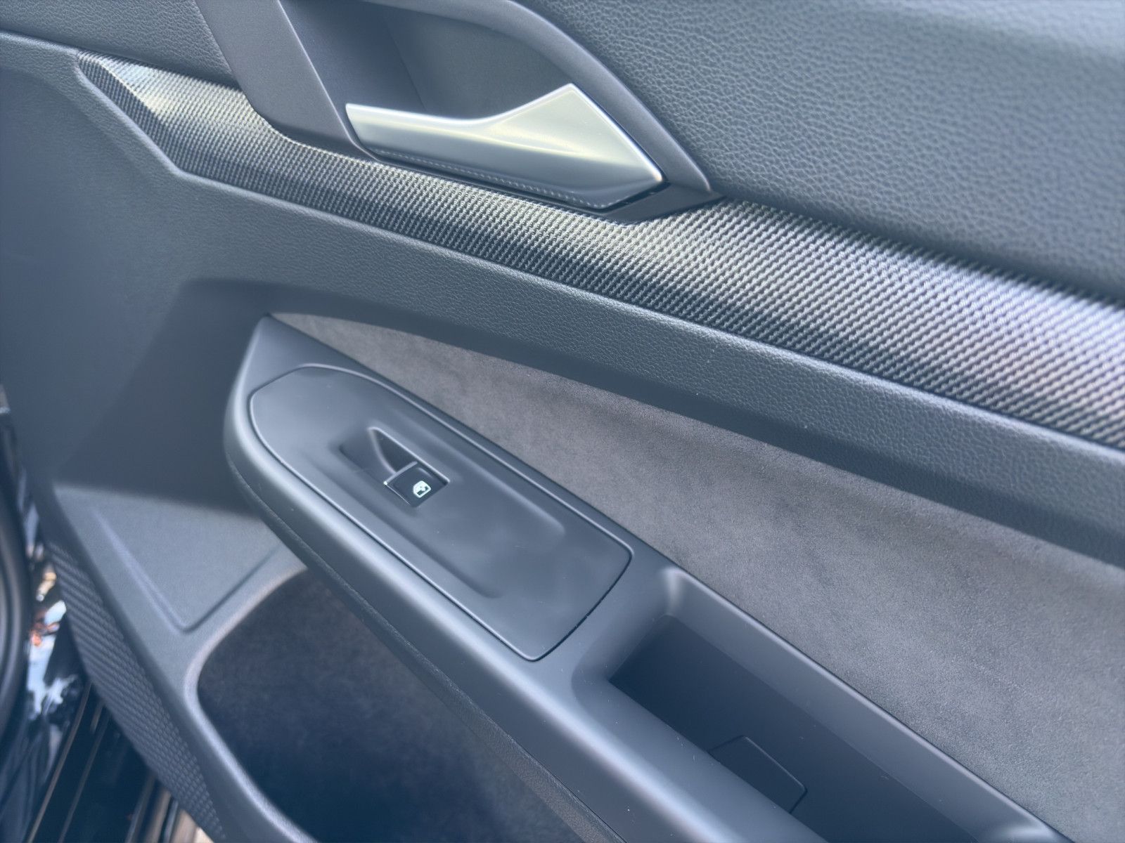 Fahrzeugabbildung Volkswagen Golf VIII R-Line/ACC/Navi/Ambiente/Apple CarPlay