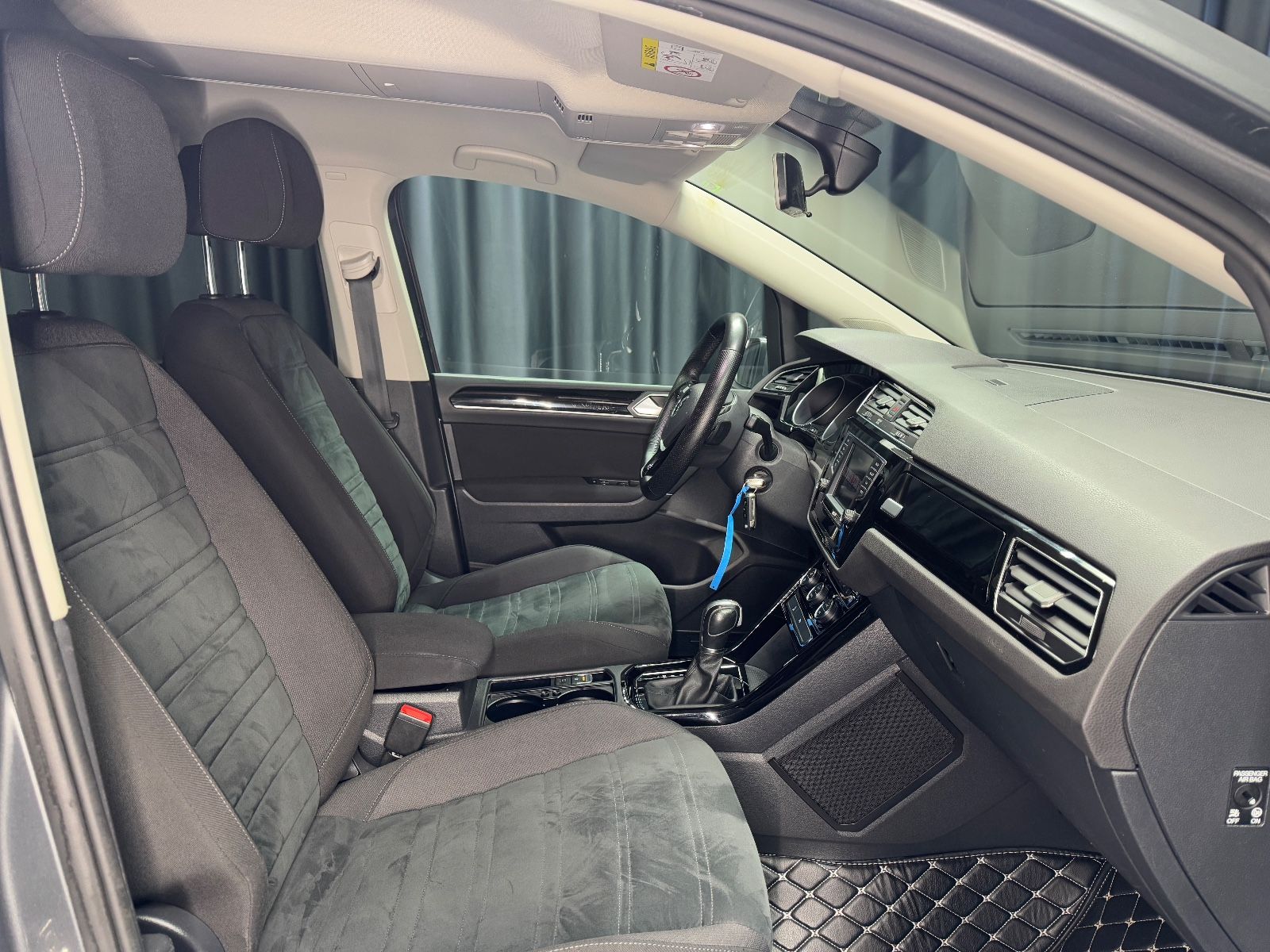 Fahrzeugabbildung Volkswagen Touran Highline|DSG|NAVI|7-SITZER|R-LINE|