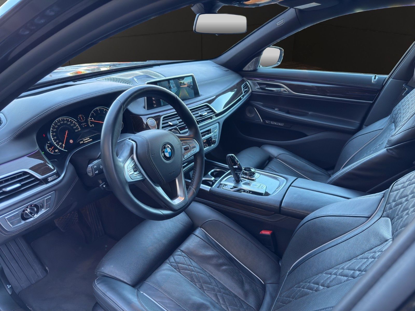 Fahrzeugabbildung BMW 750i xDrive*StHeiz*B&W*Head-Up*Schiebedach*Laser