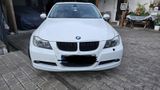 BMW E90 320i - BMW 320 mit Benzin-Antrieb: Limousine, 320i E90