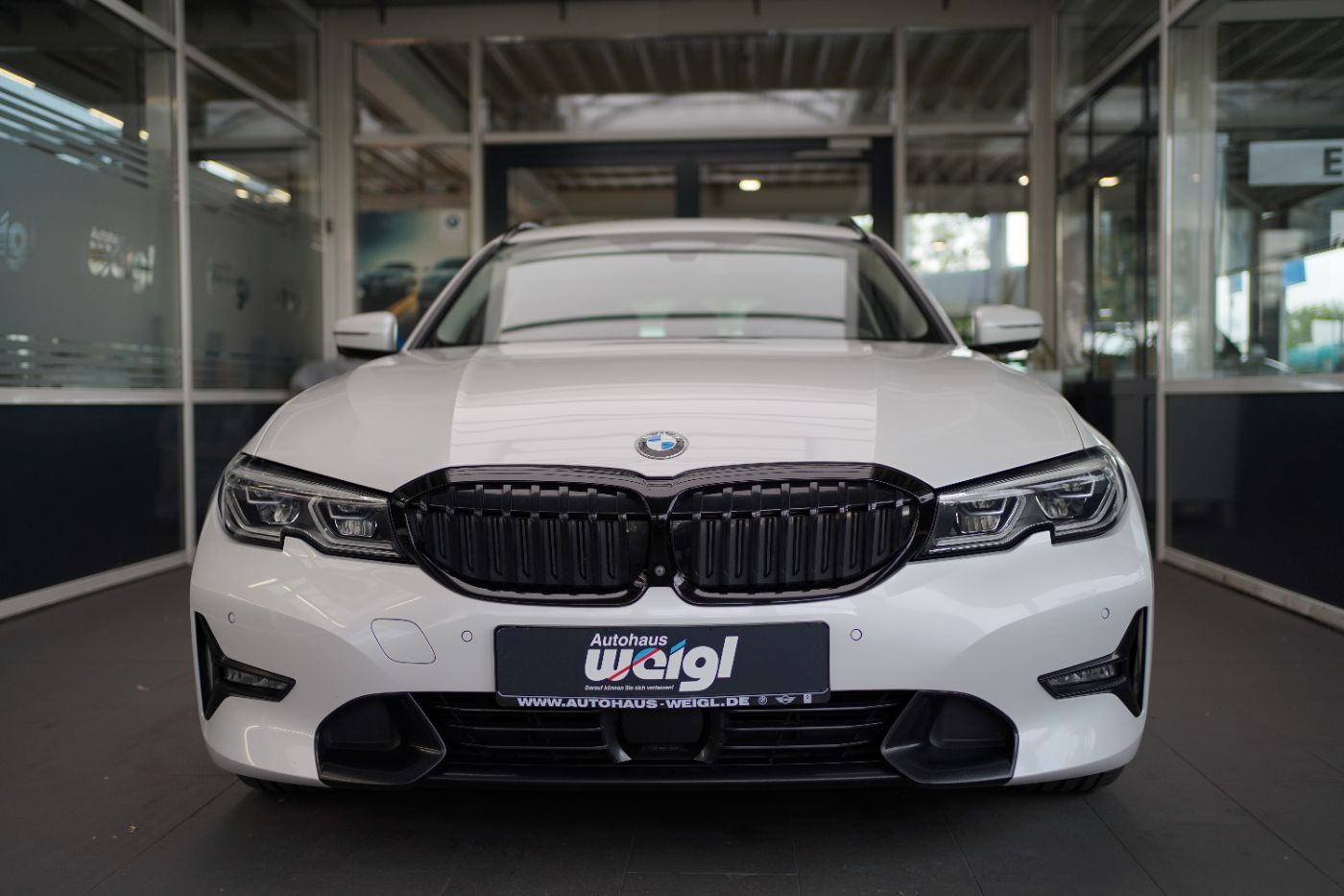Fahrzeugabbildung BMW 320d Sport Line +HeadUp+AHK+Laserlicht+Parkassis