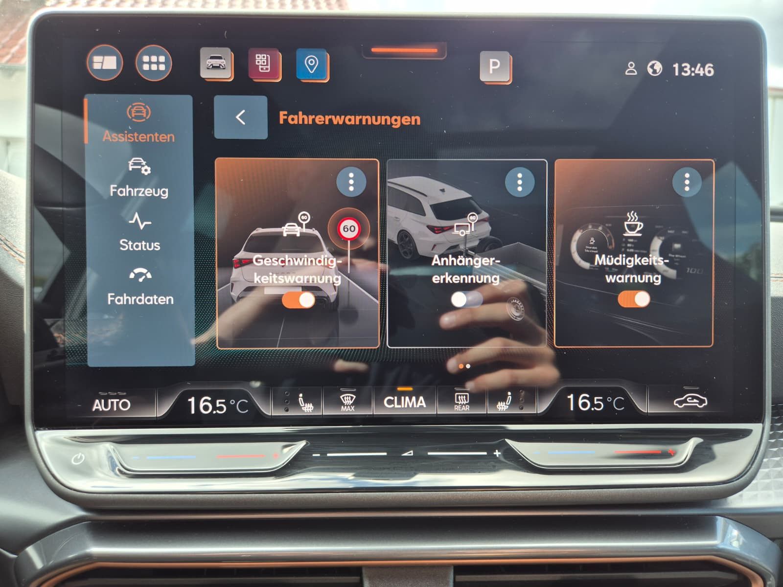 Fahrzeugabbildung CUPRA Leon 1.5 eTSI DSG PANO*AHK*DYNAMICA*EDGE*18" 5JG