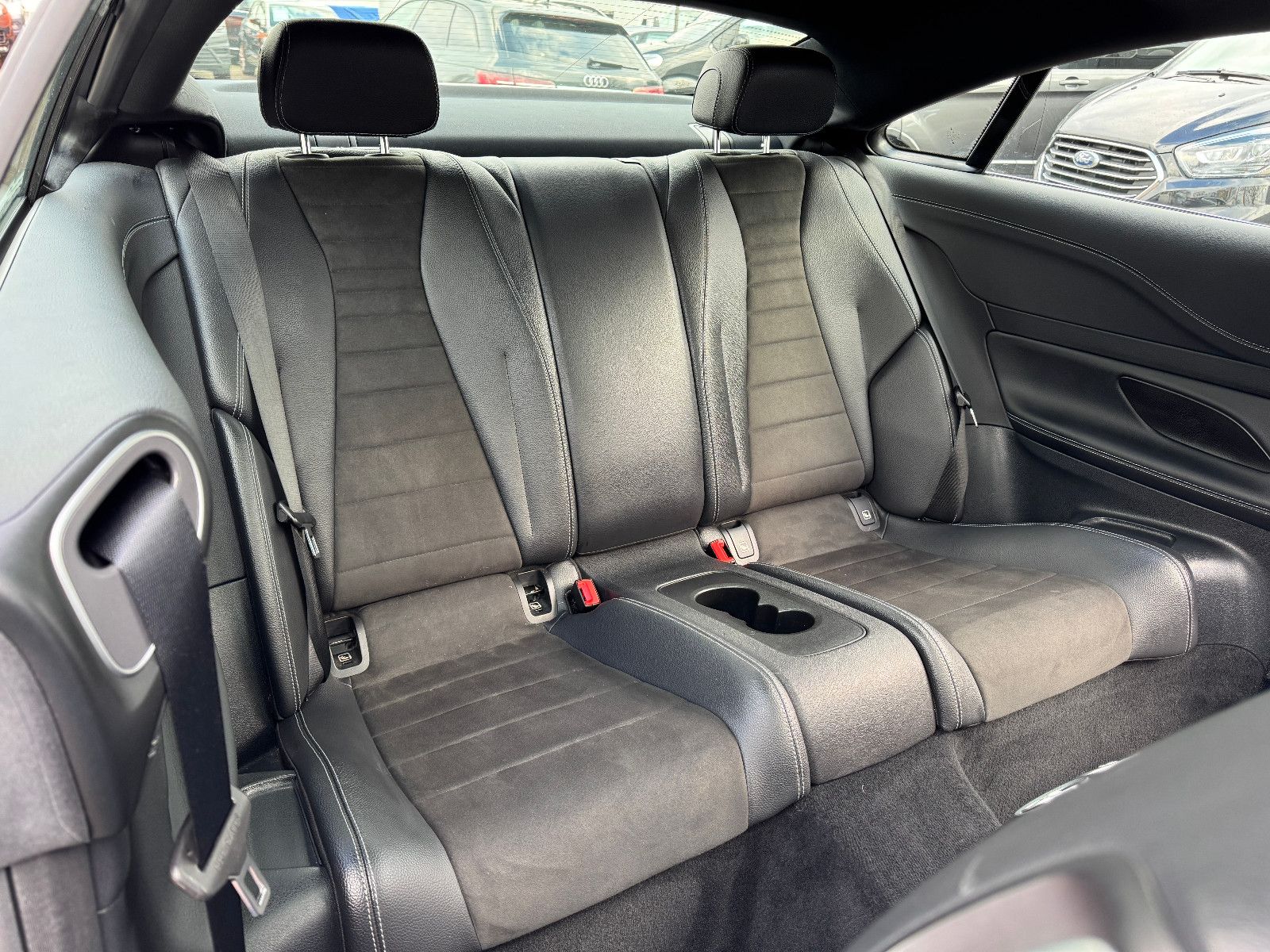 Fahrzeugabbildung Mercedes-Benz E 300 Coupe 9G 2X AMG LINE PANORAMA MBUX 20 ZOLL