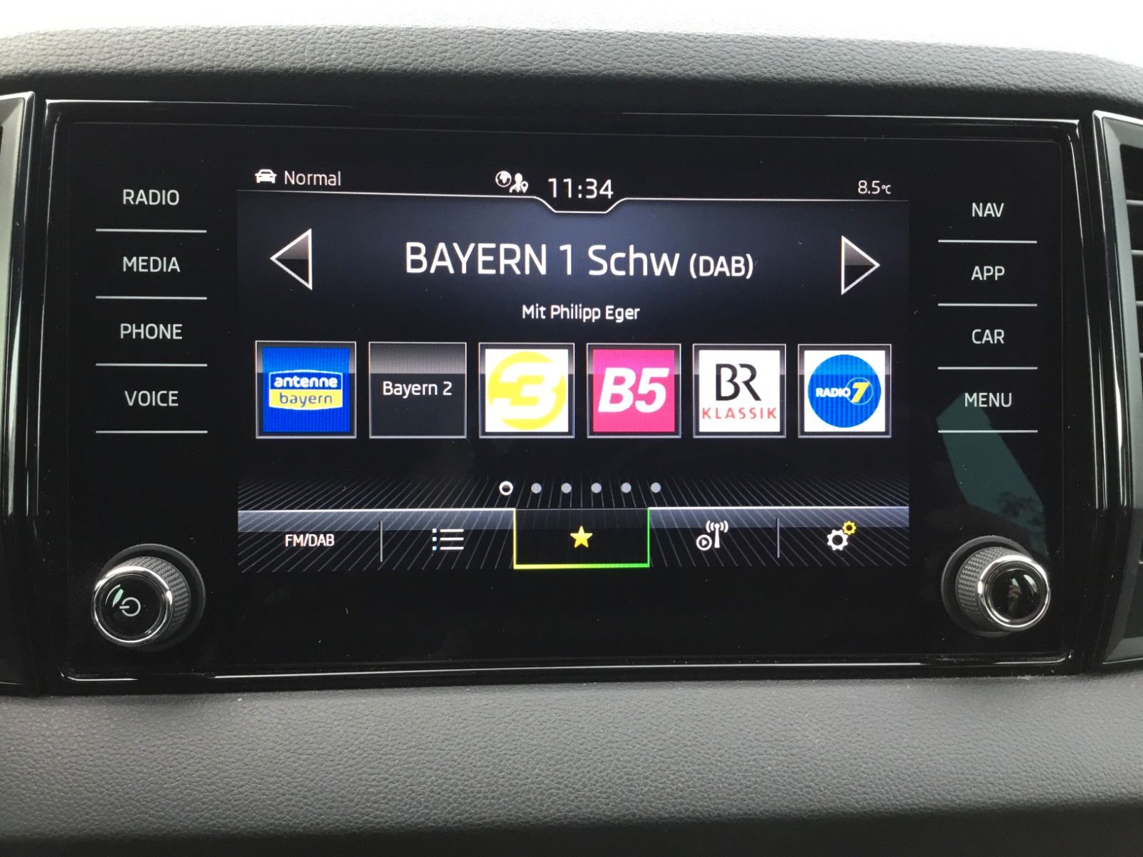 Fahrzeugabbildung SKODA Karoq 2.0l TDI DSG 4x4 SPORTLINE+AHK+18"+Kamera