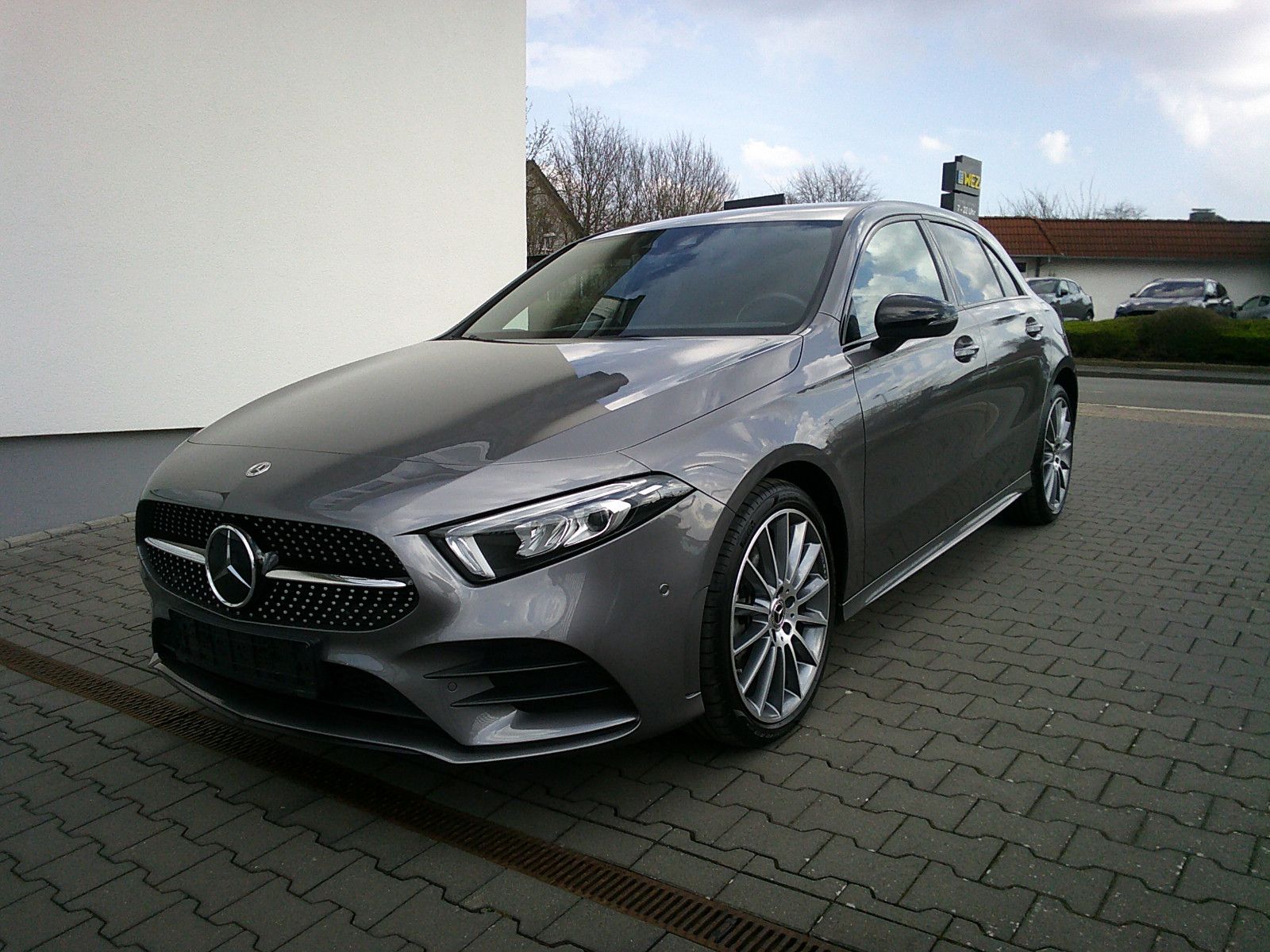 Fahrzeugabbildung Mercedes-Benz A 250 e AMG / Night-Paket