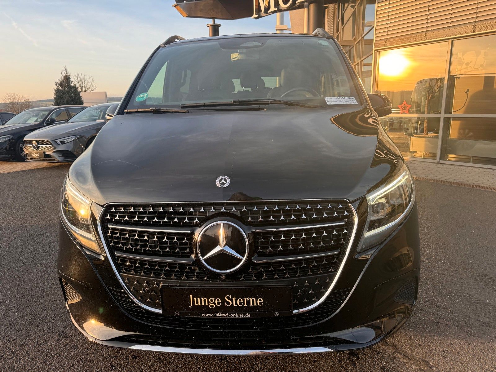 Fahrzeugabbildung Mercedes-Benz V 300 d AVA Extralang DISTRONIC Standheiz