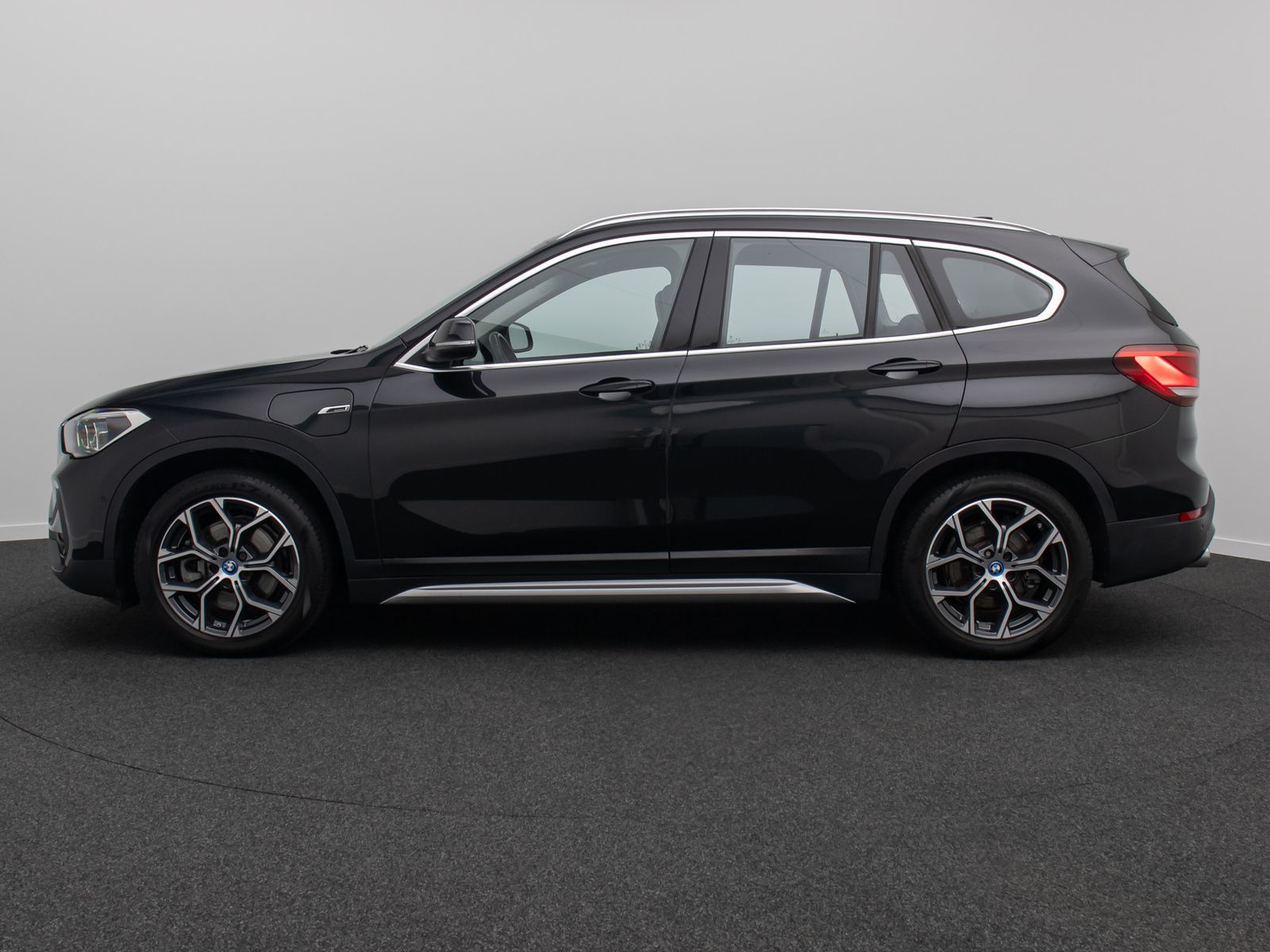 Fahrzeugabbildung BMW X1 xD25e xLine HUD DAB Parkassist Komfort Alarm