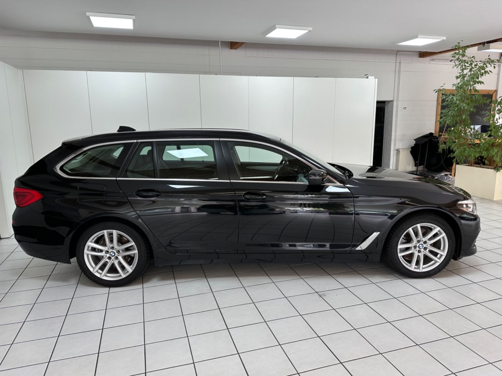 Fahrzeugabbildung BMW 520 d Touring *Leder, AHK*