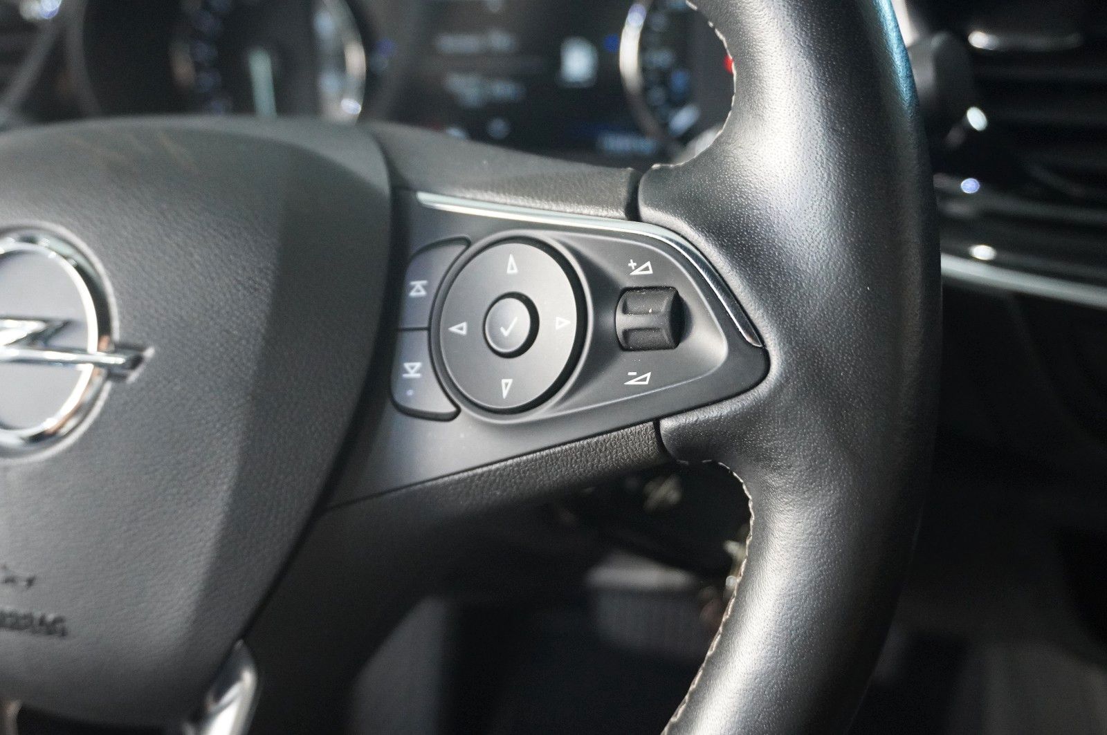 Fahrzeugabbildung Opel Insignia B ST 2.0T ELEGANCE NAVI/LED/VIRT./DAB+
