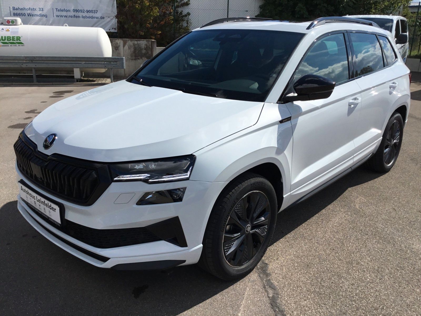 Fahrzeugabbildung SKODA Karoq 2.0l TSI DSG 4x4 Sportline+AHK+Matrix+Pano
