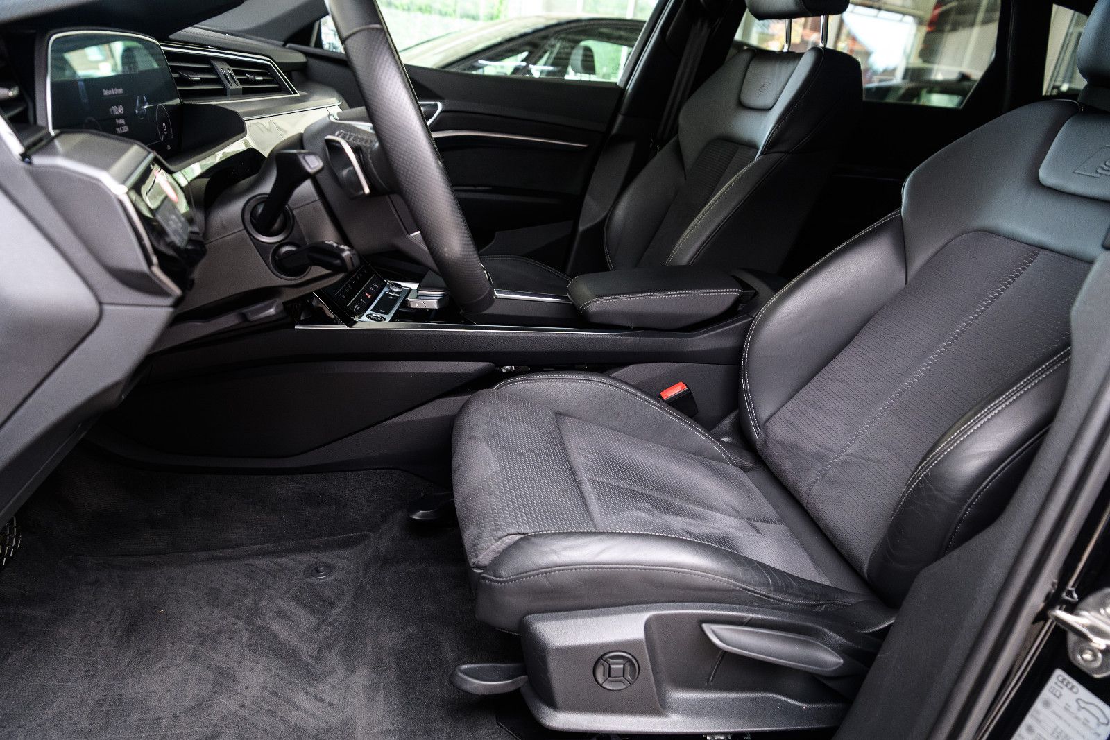 Fahrzeugabbildung Audi e-tron 50 quattro S line NAVI/SZH/LED/RFK