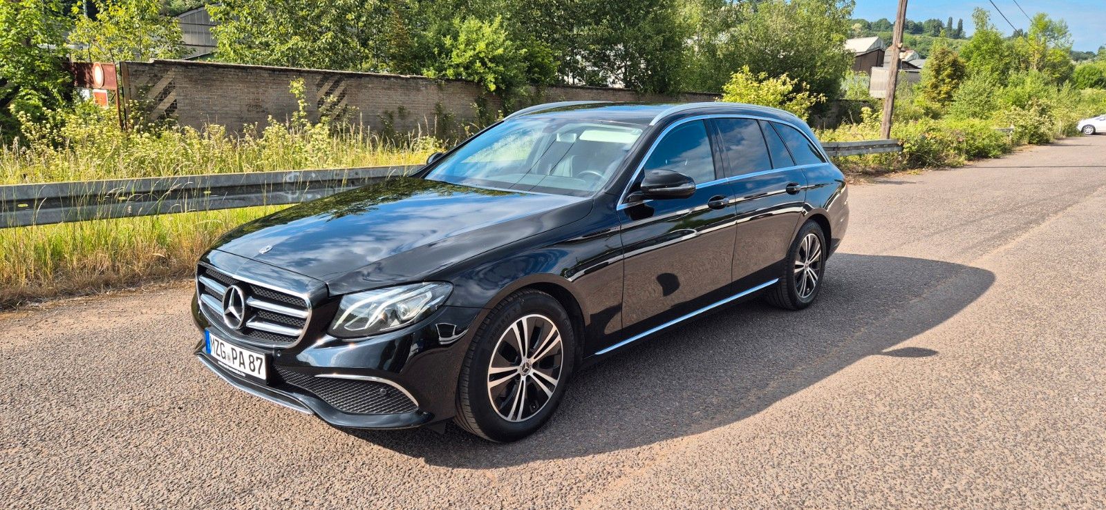 MERCEDES-BENZ E 220 d T Autom AHK Widescreen LED