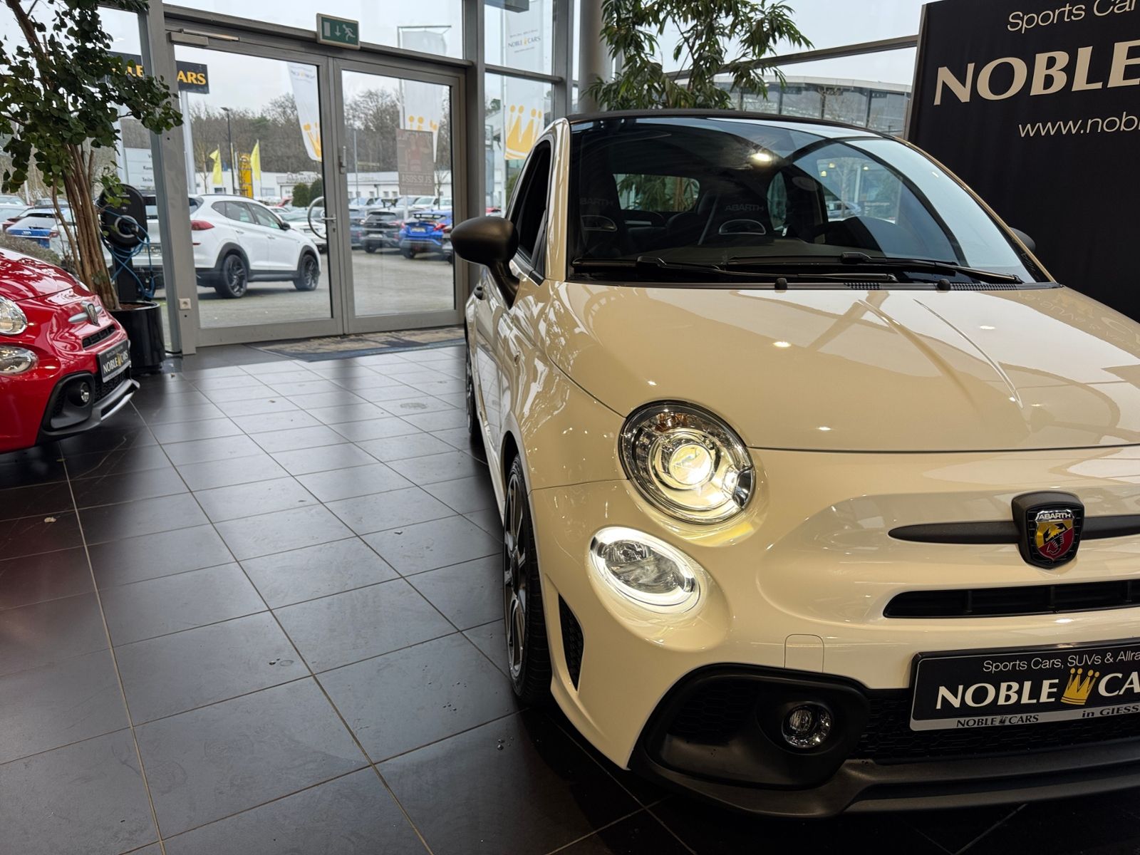 Fahrzeugabbildung Abarth 695C Turismo BEATS NAV DAB LEDER PDC ALU