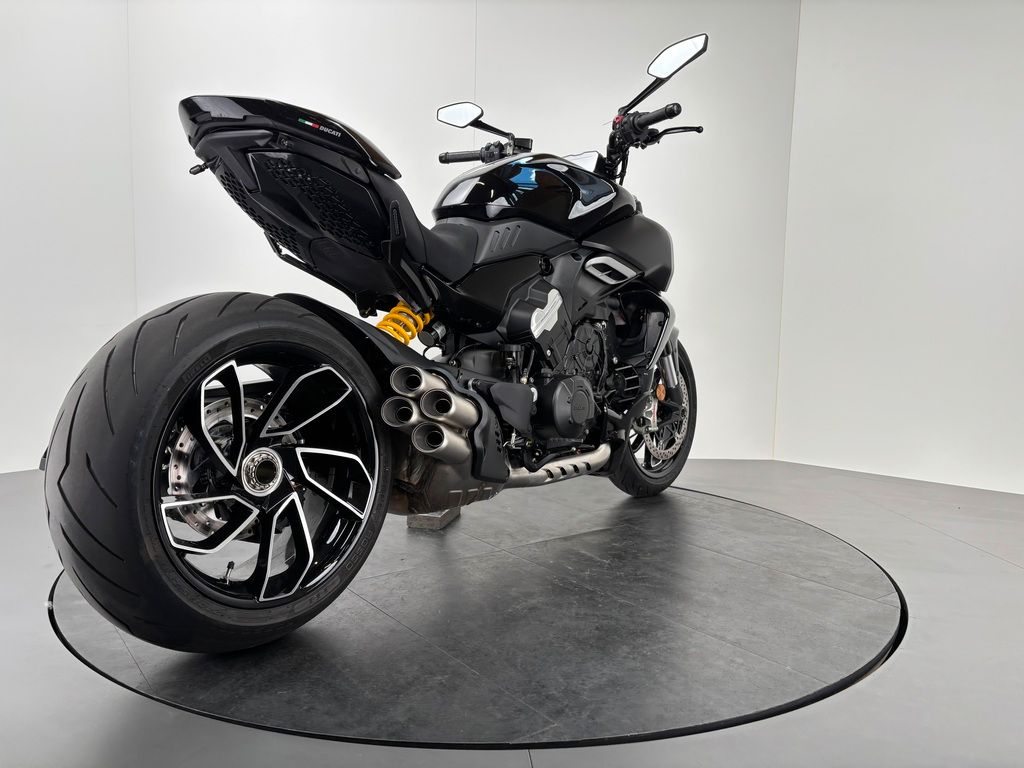 Fahrzeugabbildung Ducati DIAVEL V4 *SEITL. KENNZEICHENHALTER *NEUWERTIG