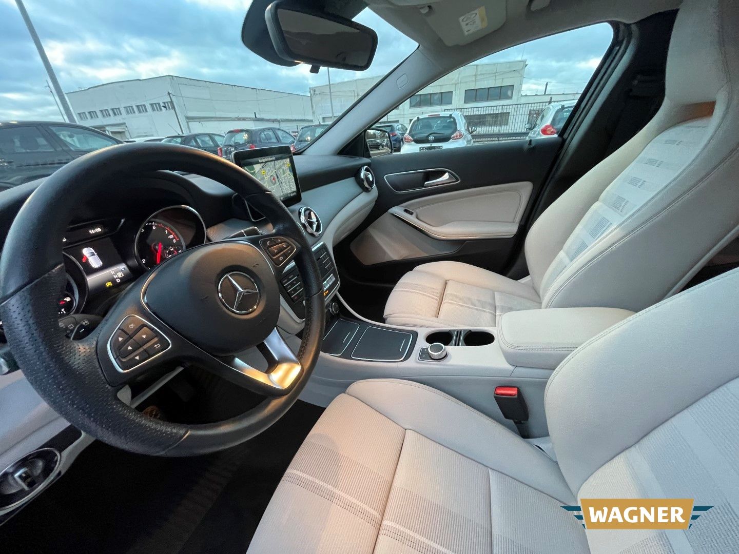 Fahrzeugabbildung Mercedes-Benz GLA 180 Sport Utility Sitzheizung Navi