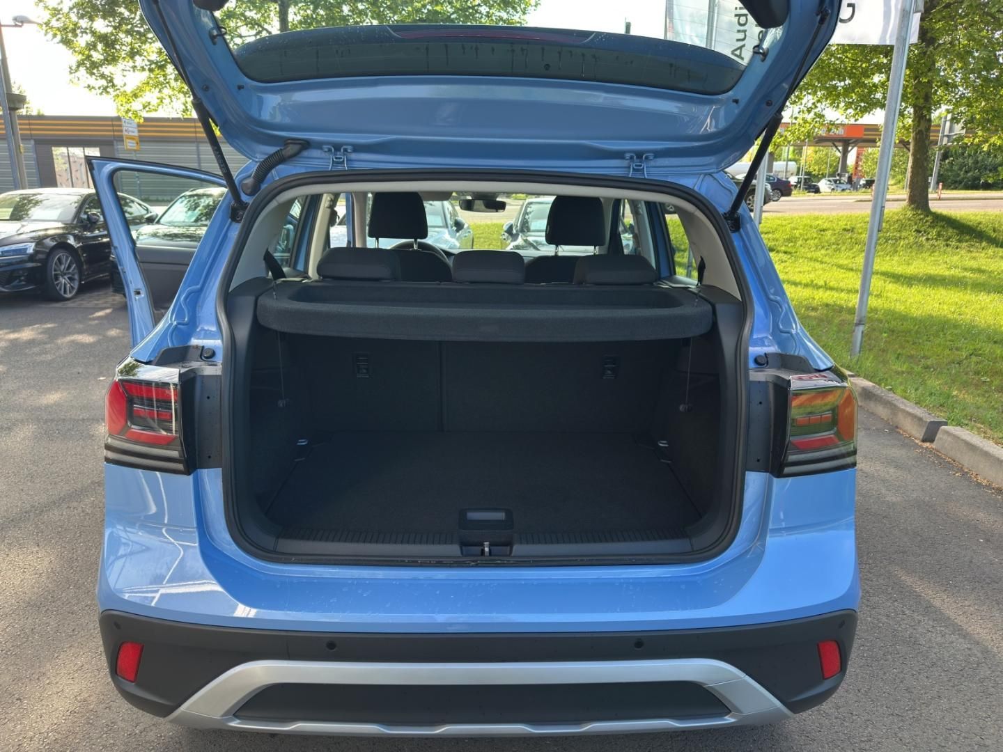 Fahrzeugabbildung Volkswagen T-Cross 1.0 TSI 70 kW Life LED,Navi,SHZ,ACC,PDC