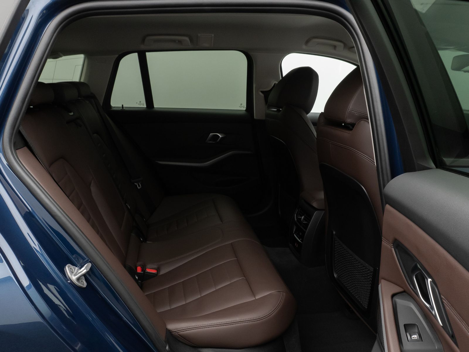 Fahrzeugabbildung BMW 330e xD Kamera HUD DAB Alarm Komfort LED Sport