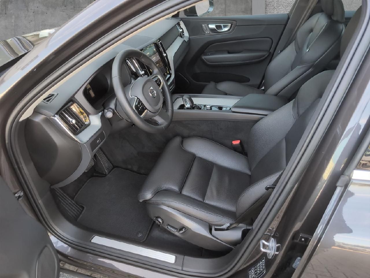 Fahrzeugabbildung Volvo XC60 B4 FWD Diesel Plus Bright