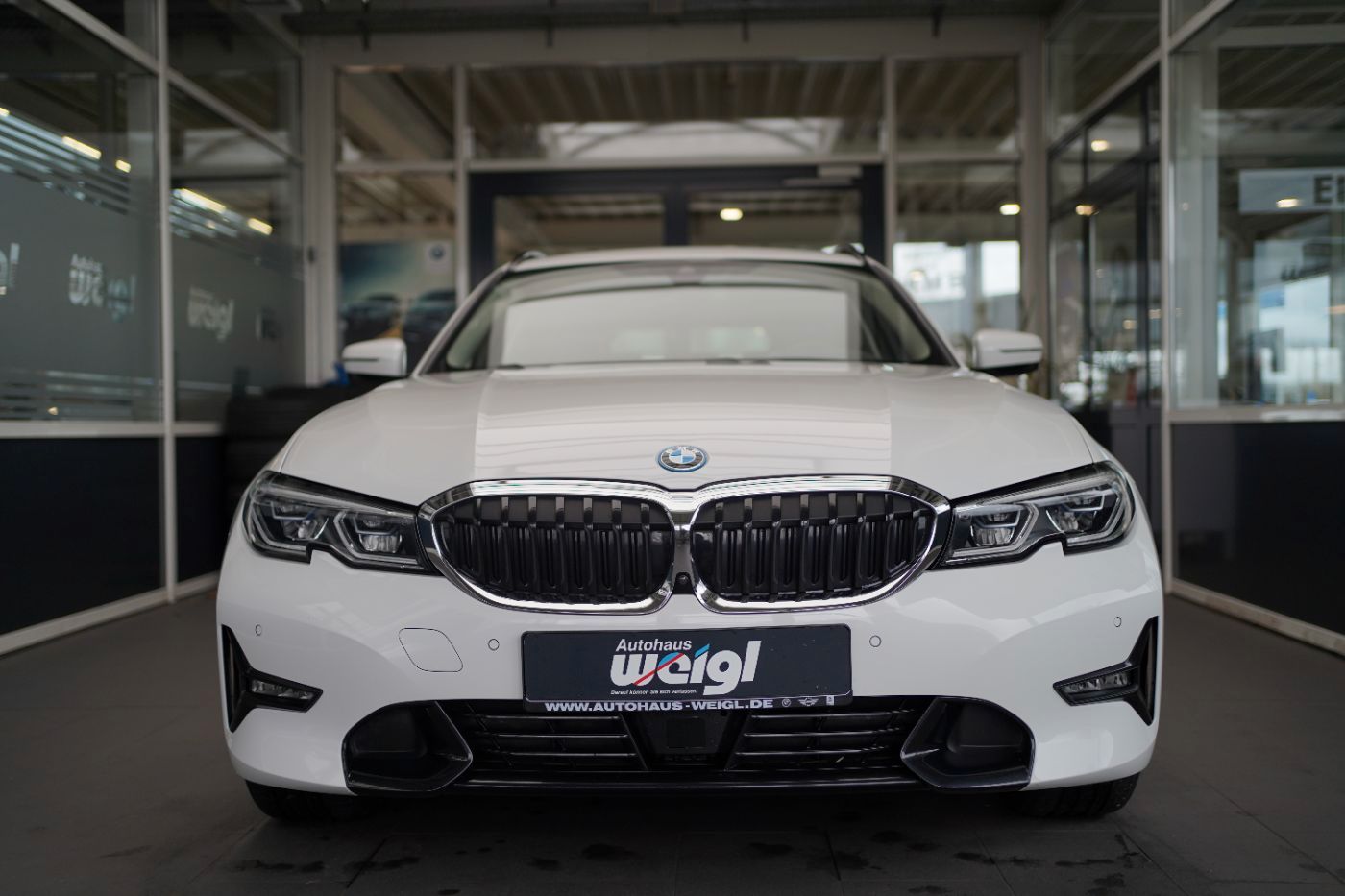 Fahrzeugabbildung BMW 330e xDri Sport Line +HeadUp+Laserlicht+Komfortz