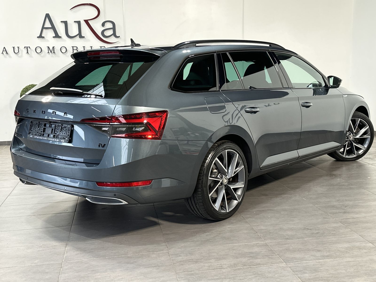 Fahrzeugabbildung SKODA Superb Combi iV Sportline NAV+LED+PANO+VC+19ZOLL