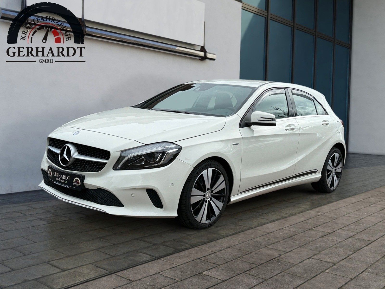 MERCEDES-BENZ A 220 4MATIC*NAVI*AUTOM*LED*KLIMAAUT.*S-Heft*