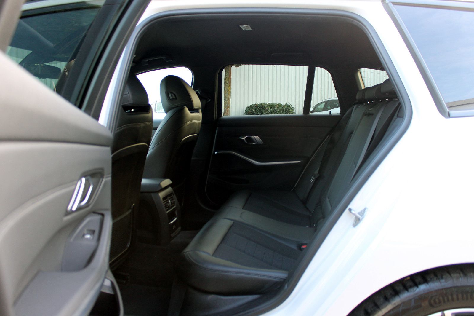 Fahrzeugabbildung BMW 330i Touring Sport-Line Steptr. LED ACC KAM AHK