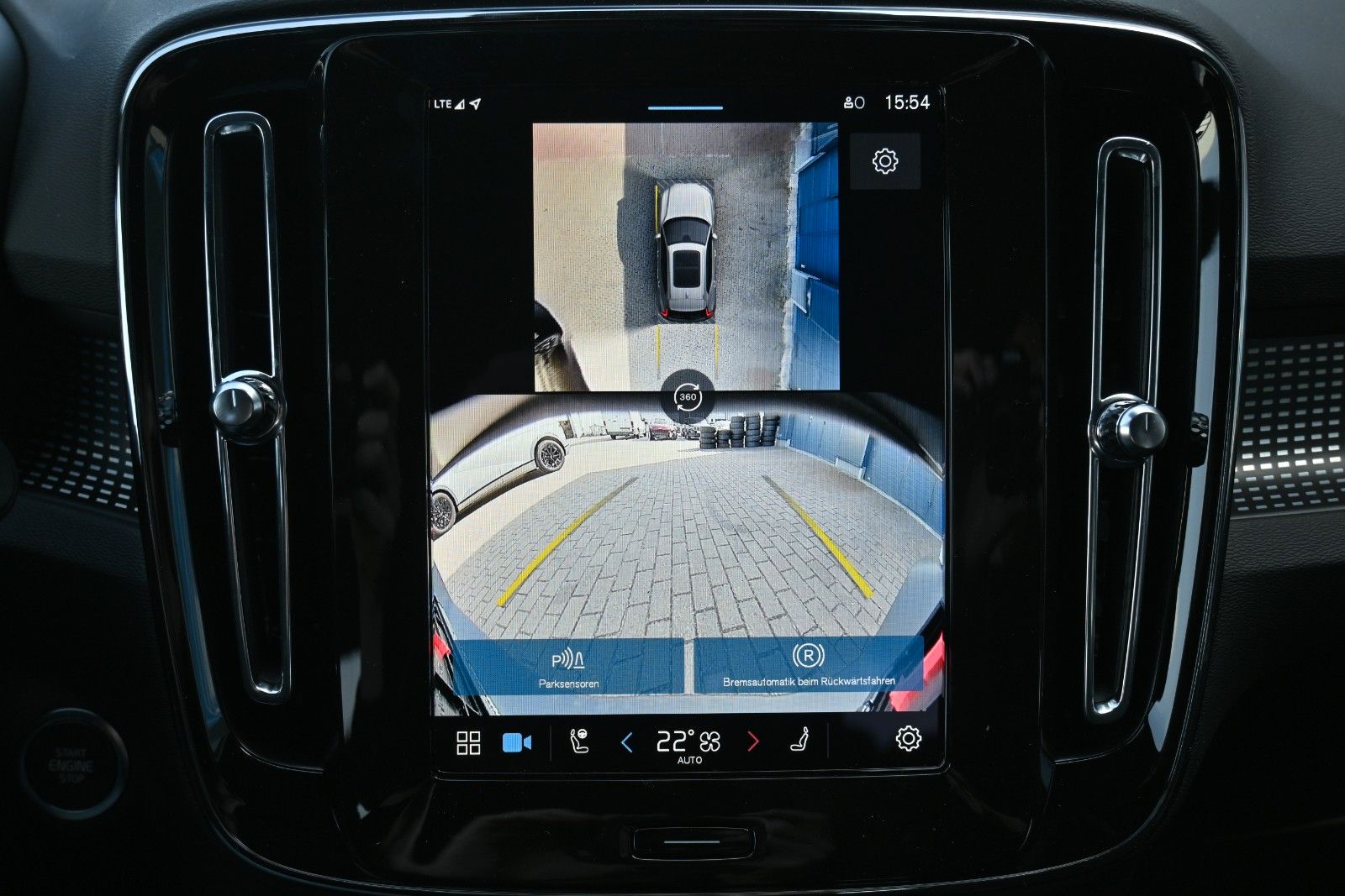 Fahrzeugabbildung Volvo XC40 B3 DKG Plus Dark*H&K*FSHZG*360°*ACC*AHK