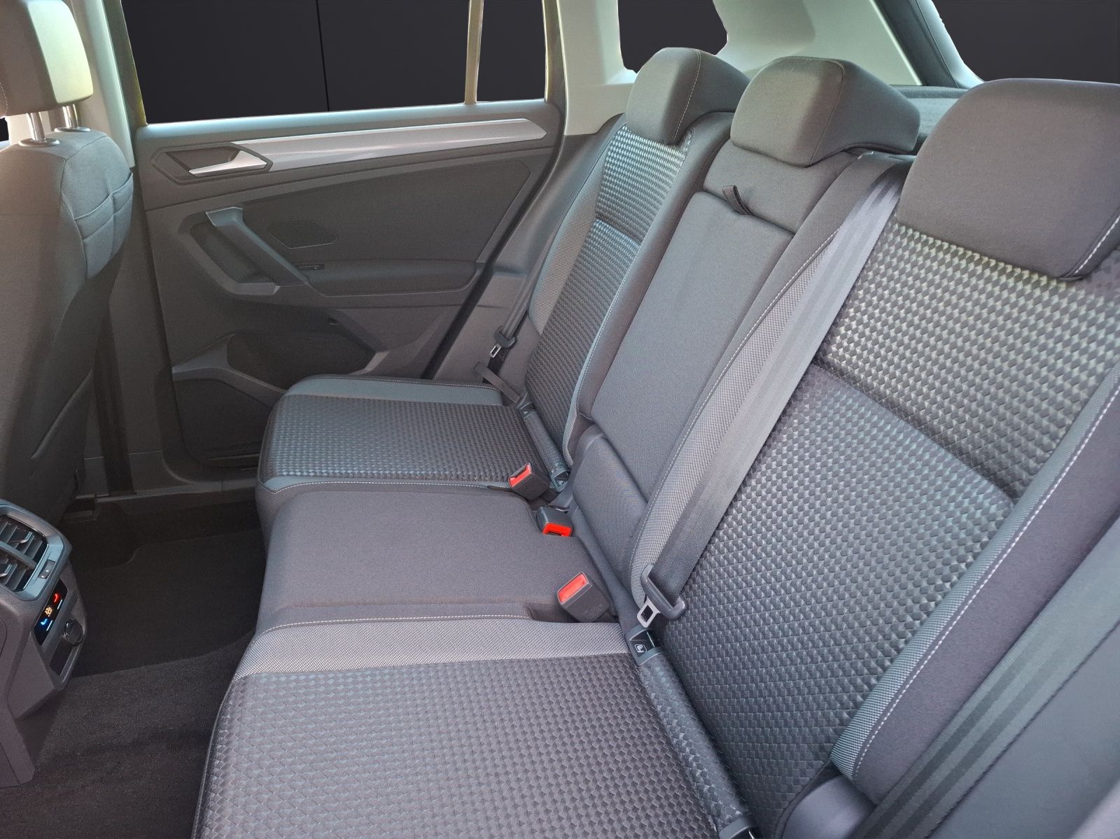 Fahrzeugabbildung Volkswagen Tiguan TSI Active DSG LED Navi ACC RFK SH 18"