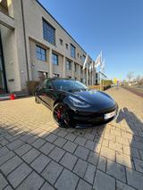 Tesla Model 3 Allradantrieb mit Dualmotor Performa... - schwarze Tesla Model 3