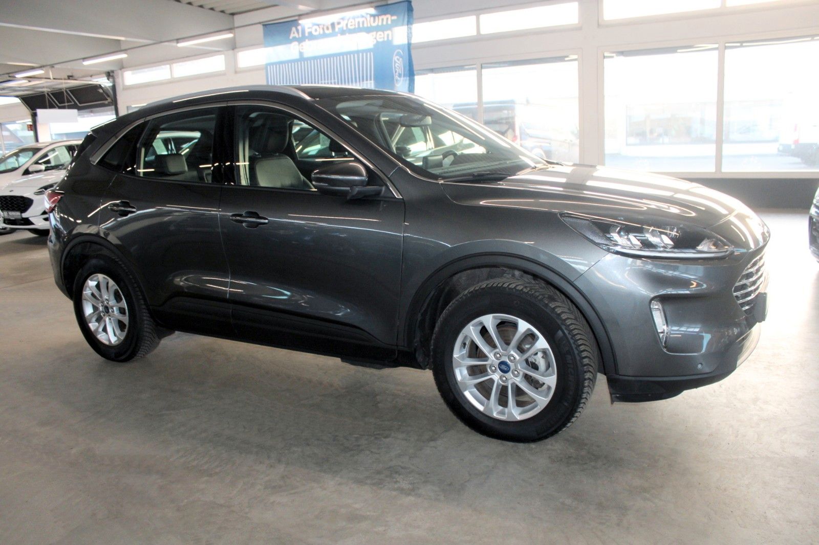 Fahrzeugabbildung Ford Kuga 2.5 PHEV Titanium LED Panodach WinterPaket