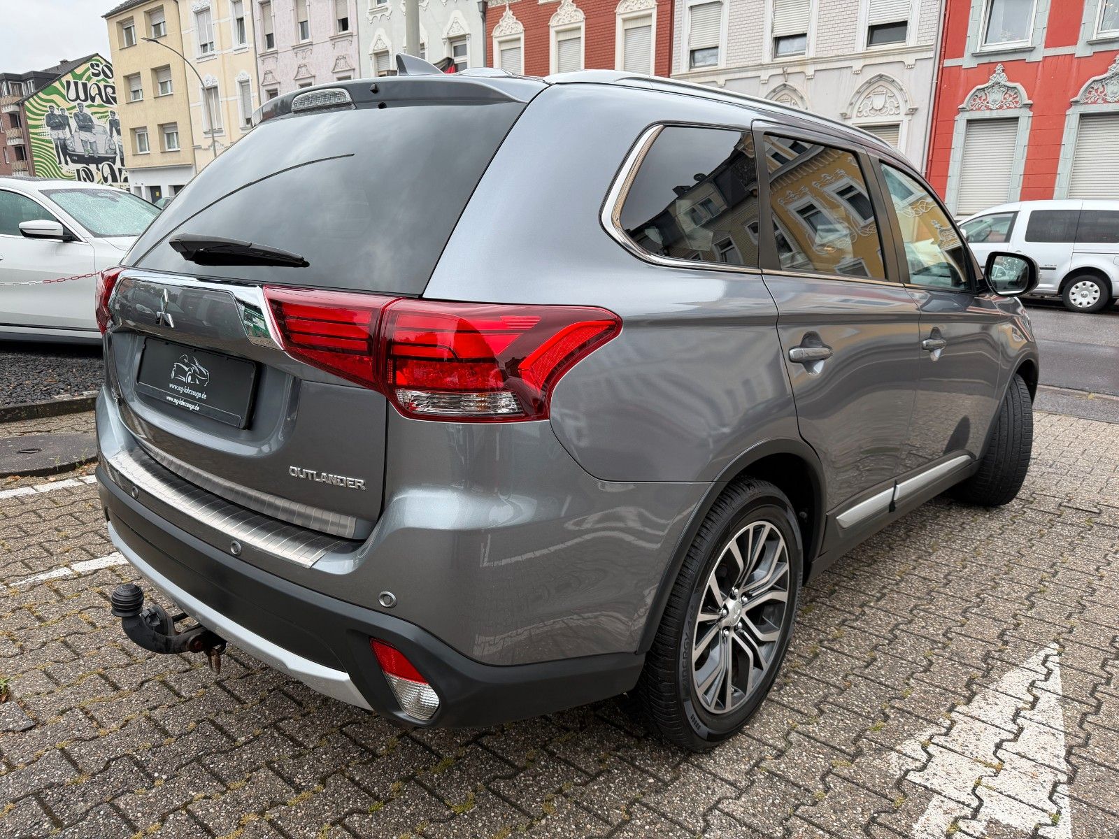 Fahrzeugabbildung Mitsubishi Outlander Top 4WD 7-SITZER AHK LEDER NAVI KAMERA