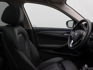 Fahrzeugabbildung BMW 530e Tour Luxury Line HiFi Pano AHK Kamera DAB