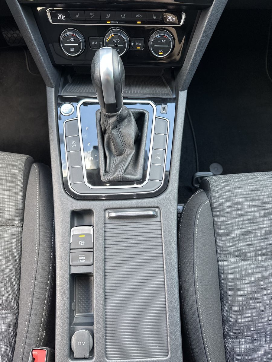 Fahrzeugabbildung Volkswagen Passat Variant 2.0 TDI DSG R-Line NAV+LED+AHK+PP