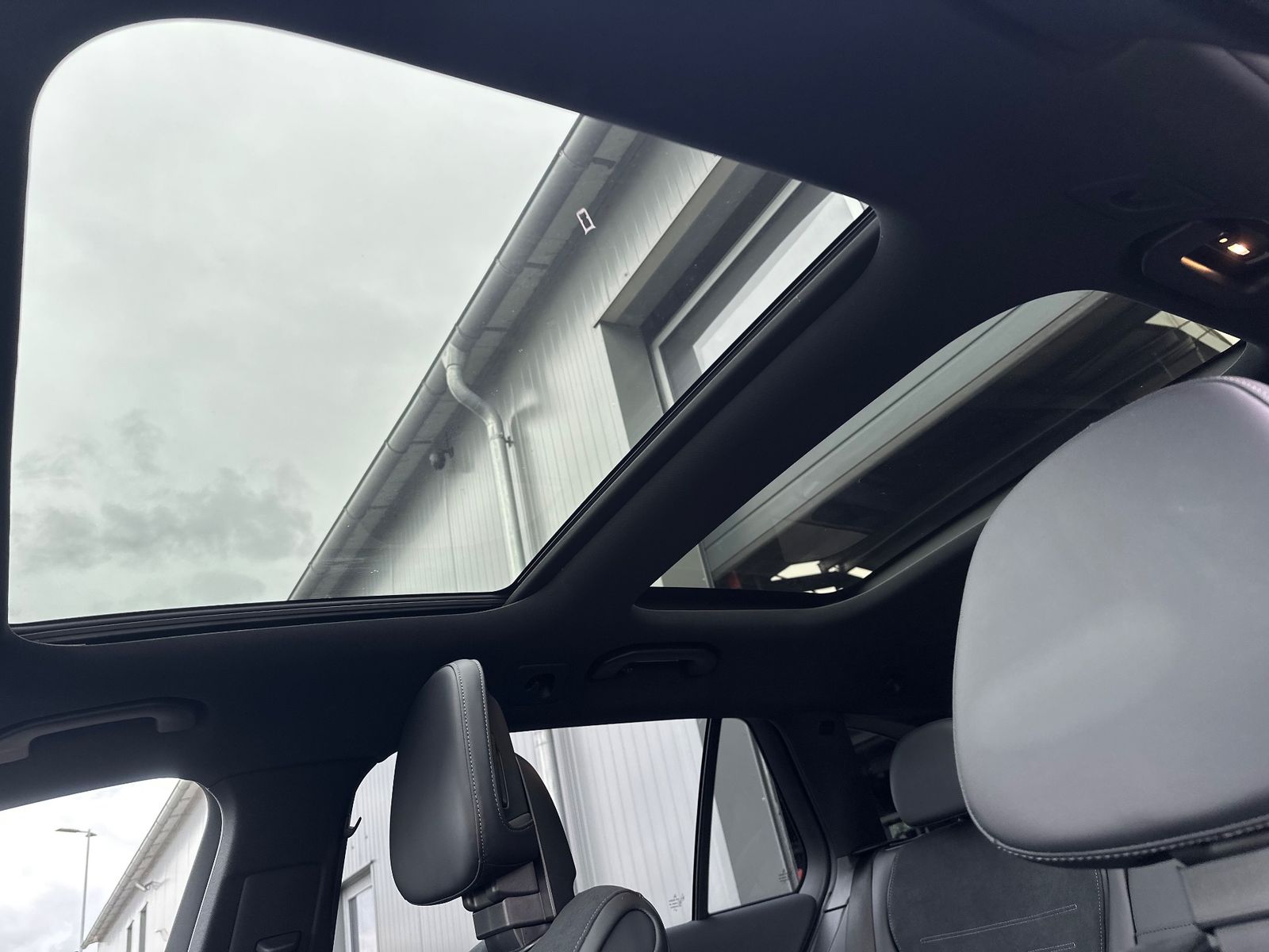 Fahrzeugabbildung Mercedes-Benz C 220d T AMG Line NAV+LED+ACC+KAMERA+PANO+STHZG