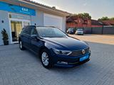 Volkswagen Passat - Volkswagen Passat mit Diesel-Antrieb: Blau, Metallic, Kombi