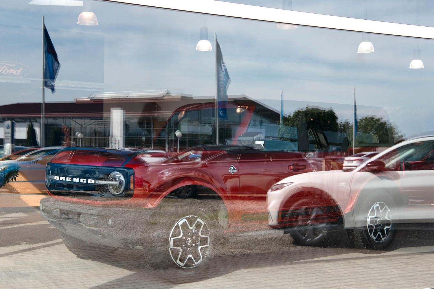 showroom-image-top