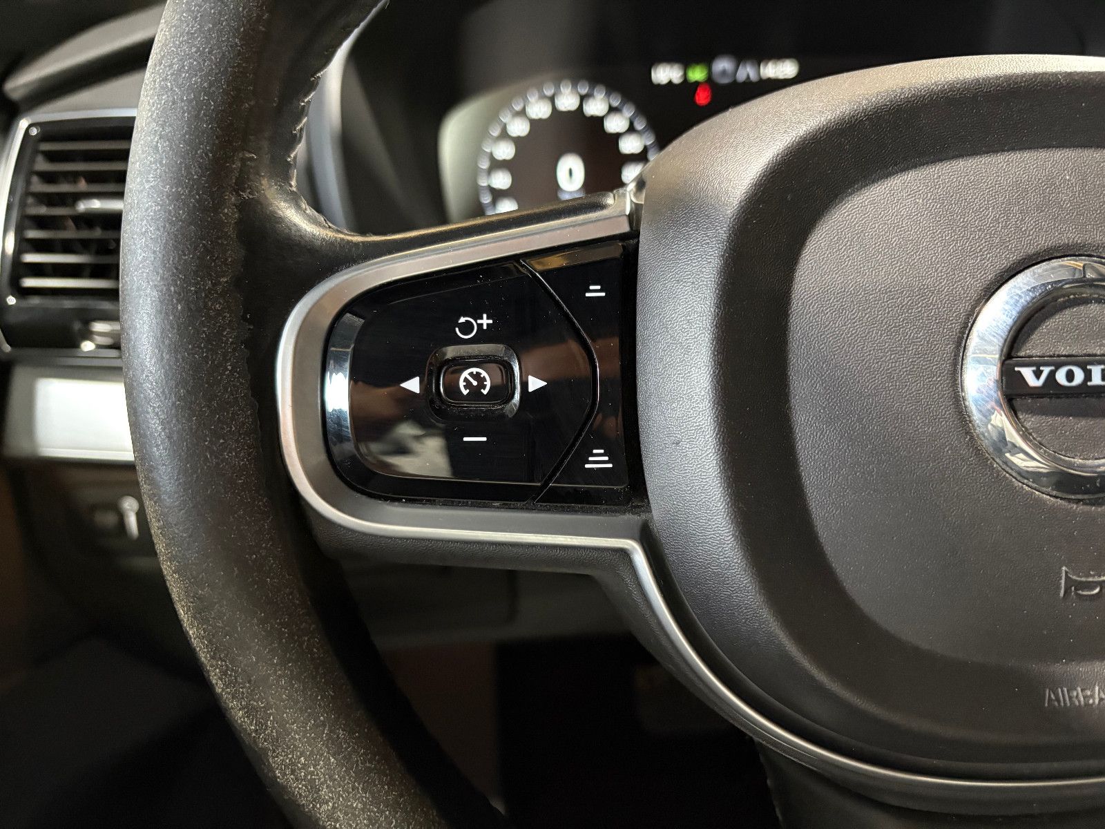 Fahrzeugabbildung Volvo XC90 Momentum AWD/NAVI/KAMERA/APPLE/KLIMA/SHZ