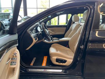 BMW 530 d xDrive *M-PAKET*HUD*AHK*BI-XENON*PANO*STHZ