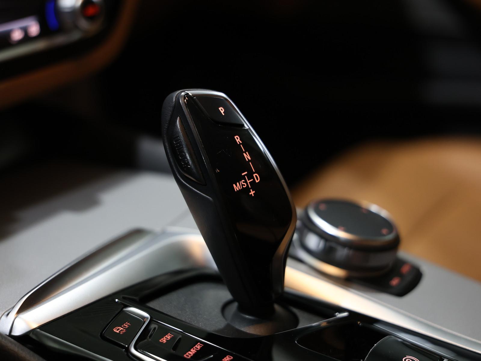 BMW 520i Touring BUSINESS BLACK & BROWN / H/K / LED