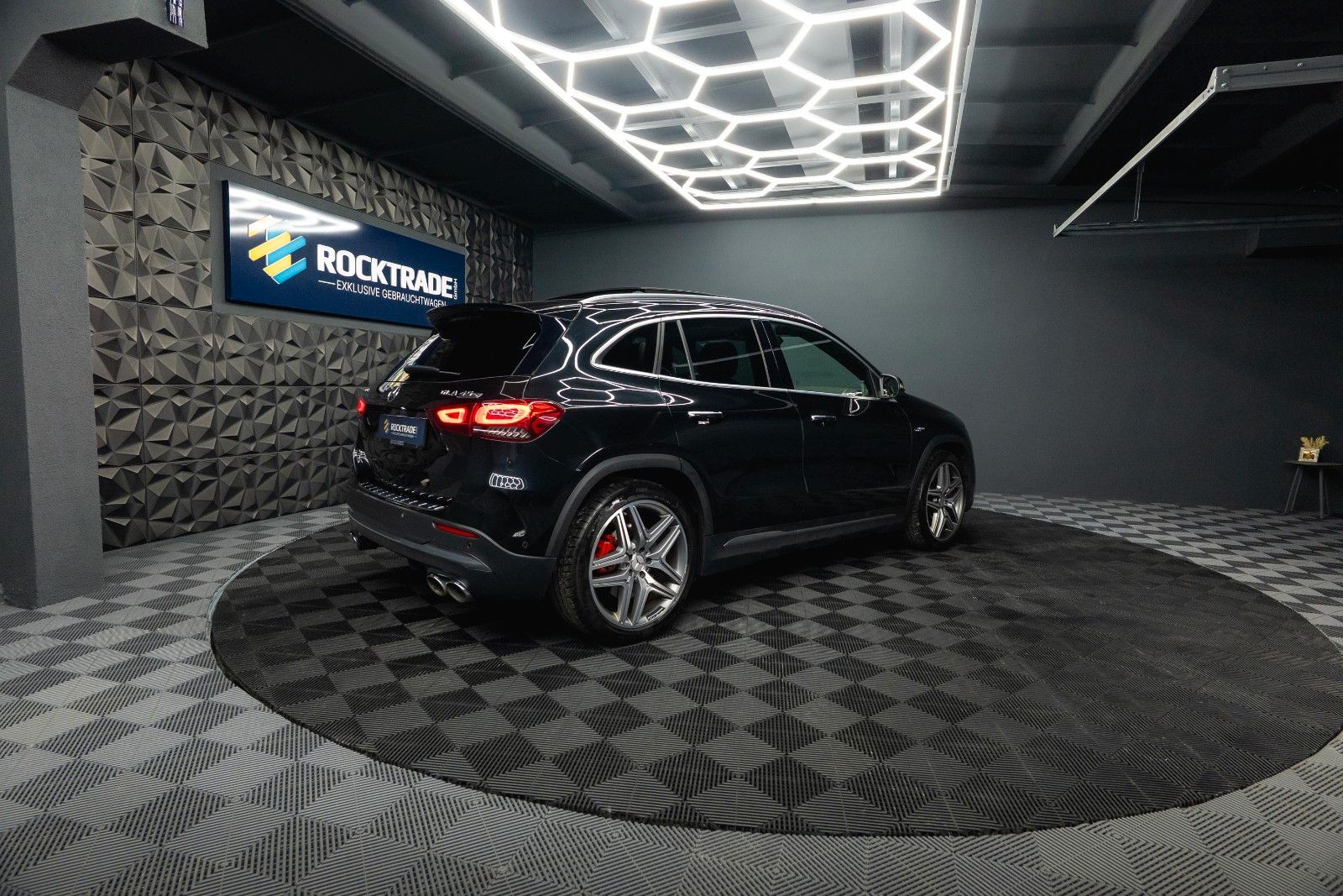 Fahrzeugabbildung Mercedes-Benz GLA 45 S AMG 4Matic | ACC | PANO | BURMESTER