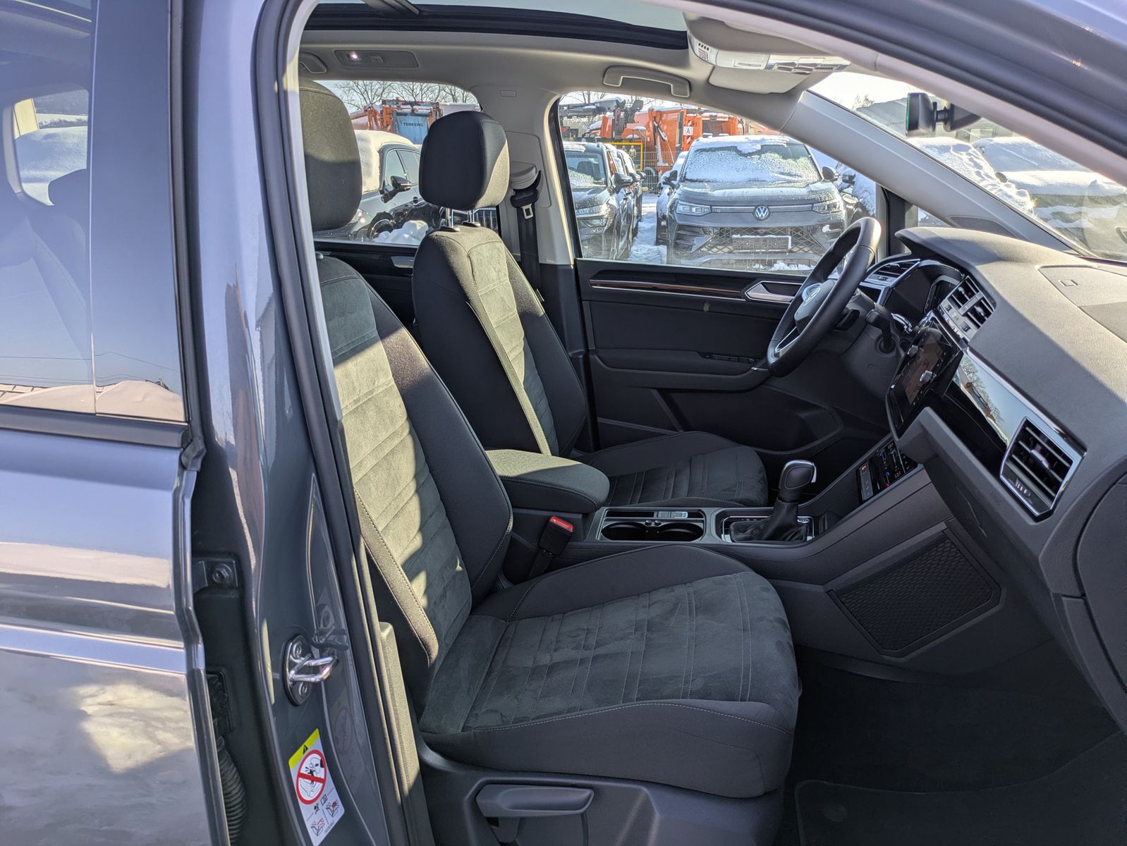 Fahrzeugabbildung Volkswagen Touran 2.0 DSG R-Line High BLACK Pano 7Si IQ AHK