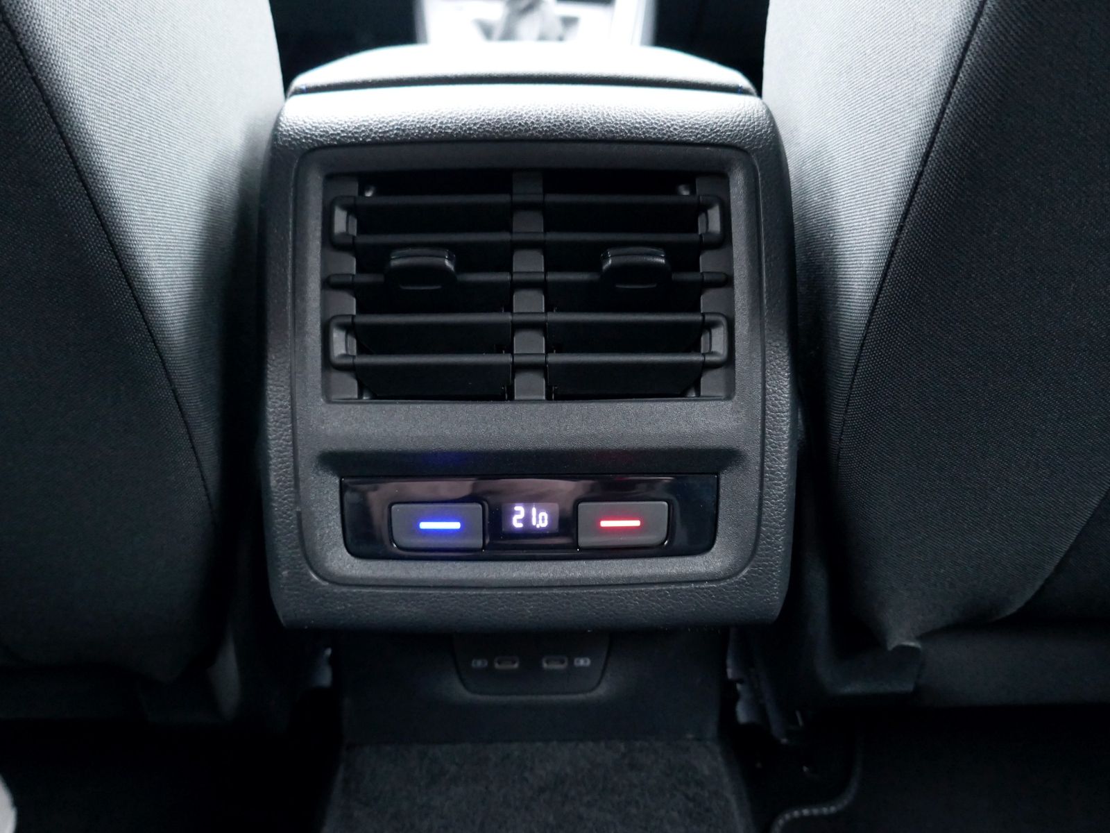 Fahrzeugabbildung Volkswagen Golf VIII UNITED 1.0 TSI | LED PDC Navi App