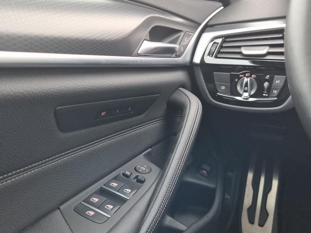 BMW 530d xDrive T. M-SPORT LASER NAVI PANO 18" AHK
