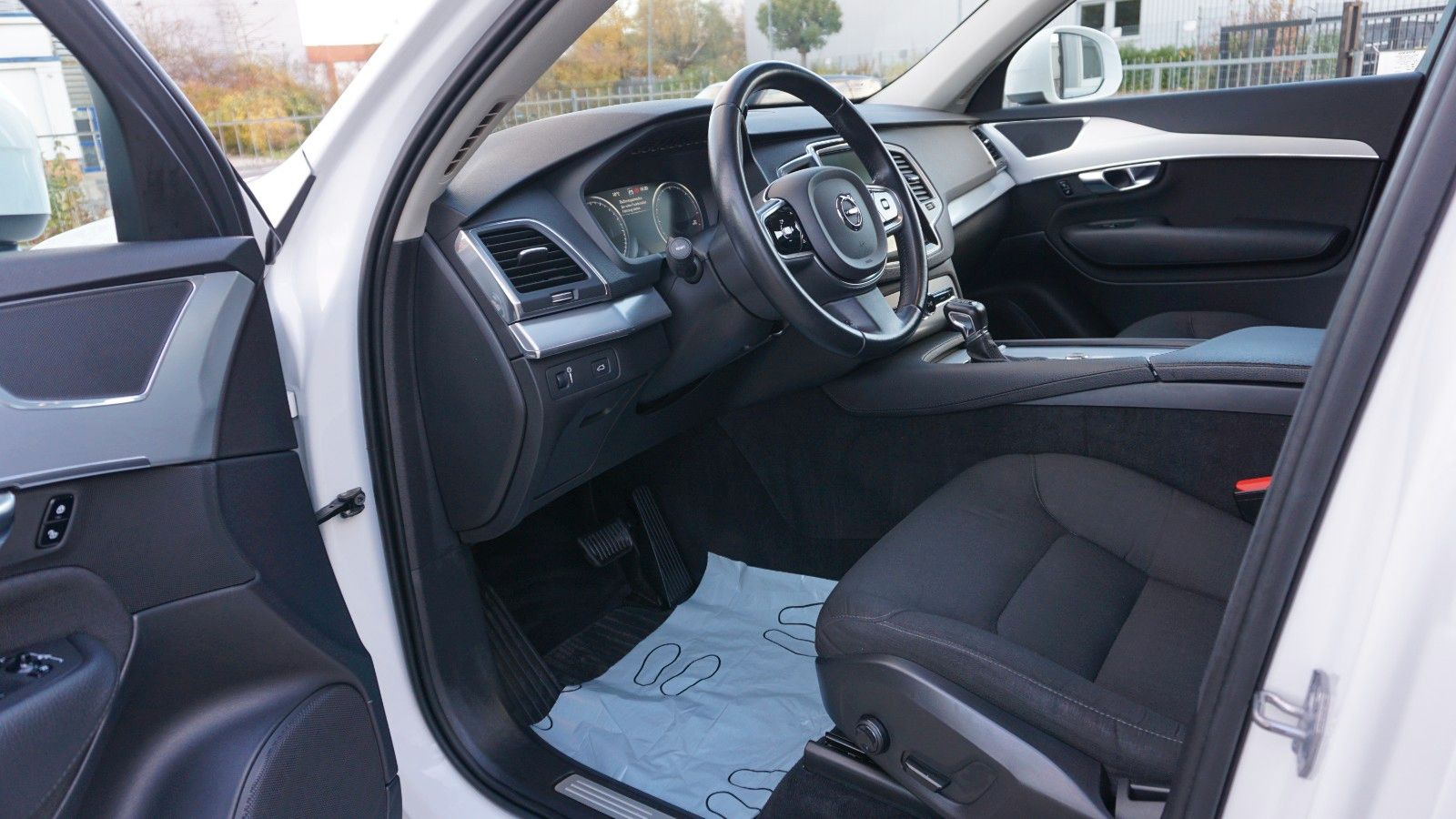 Fahrzeugabbildung Volvo XC90 Momentum AWD, Kamera, Navi, LED