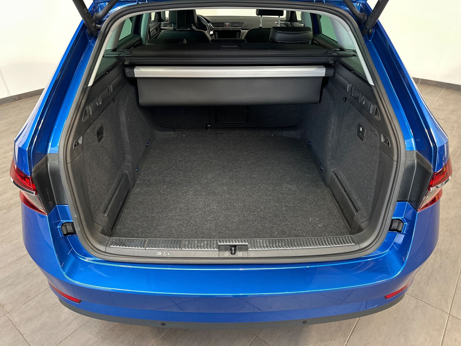 Fahrzeugabbildung SKODA Superb Combi 2.0 TDI DSG 4x4 Style NAV+LED+AHK