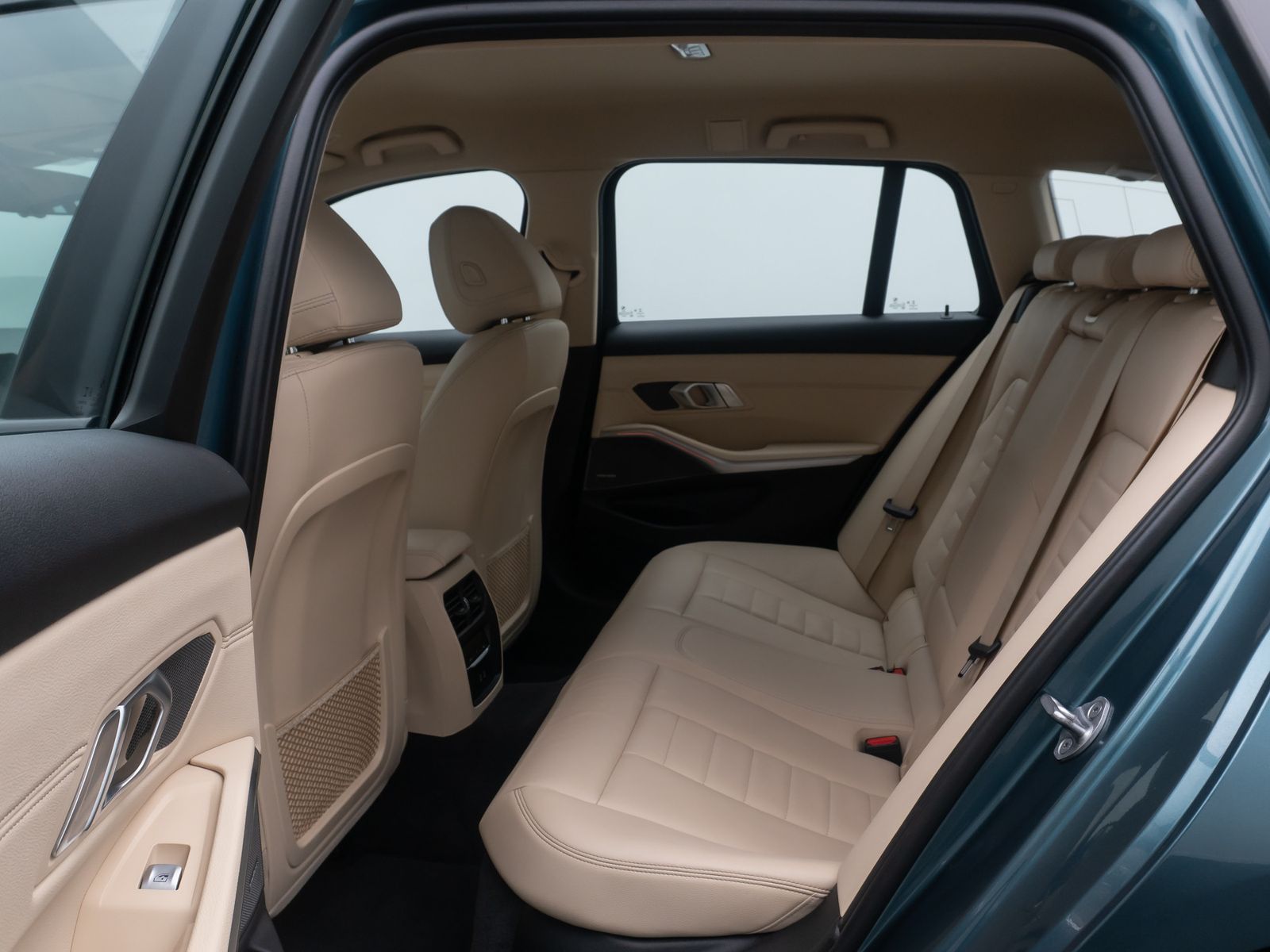 Fahrzeugabbildung BMW 330e xD Alarm HUD H/K DAB Memory Leder Sport