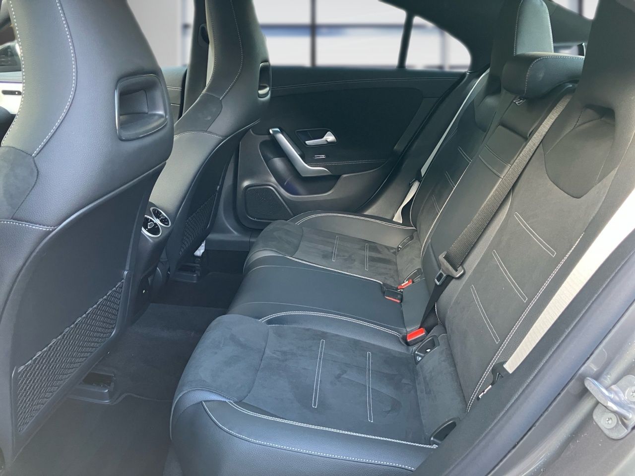 Fahrzeugabbildung Mercedes-Benz CLA 200 d Coupé AMG+AHK+NIGHT+DISTR+MULTIB+KEYL+