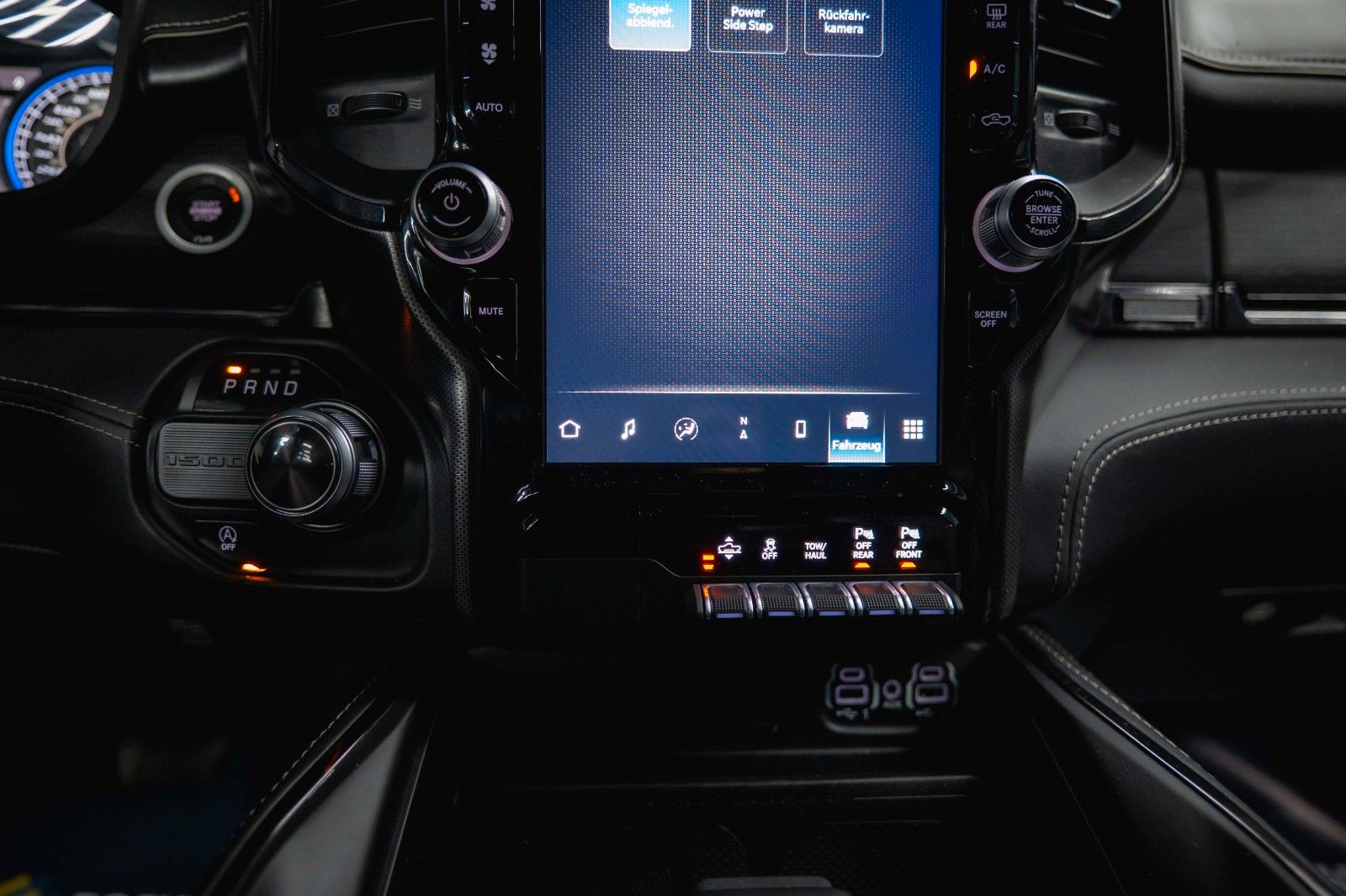 Fahrzeugabbildung Dodge RAM 5.7 V8 HEMI LIMITED Offroad Night-Paket *LED