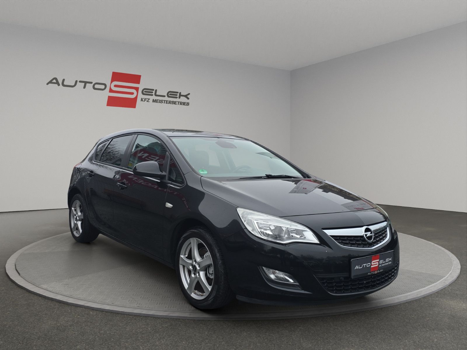 Fahrzeugabbildung Opel Astra J Lim. 5-trg Design Edition Klima Tempomat