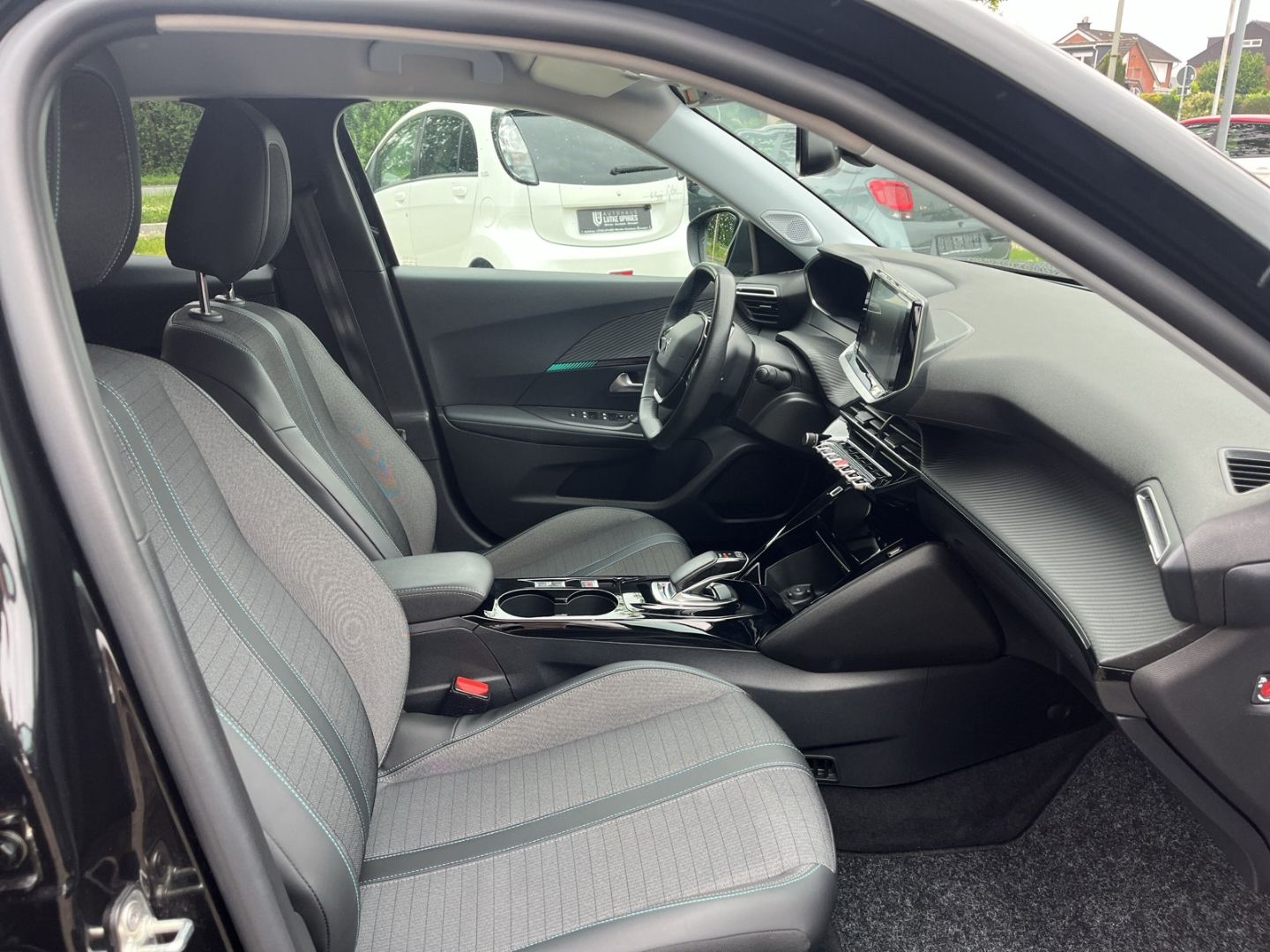 Fahrzeugabbildung Peugeot 2008 Allure Elektro 136 Navi CarPlay Rückfahr.